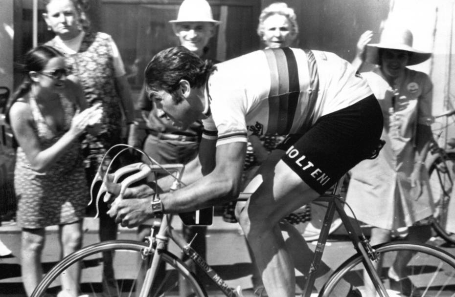 Tour de France, 1 luglio 1975: Eddy strappa la maglia gialla a Francesco Moser vincendo a Merlin Plage la cronometro individuale (Ap)